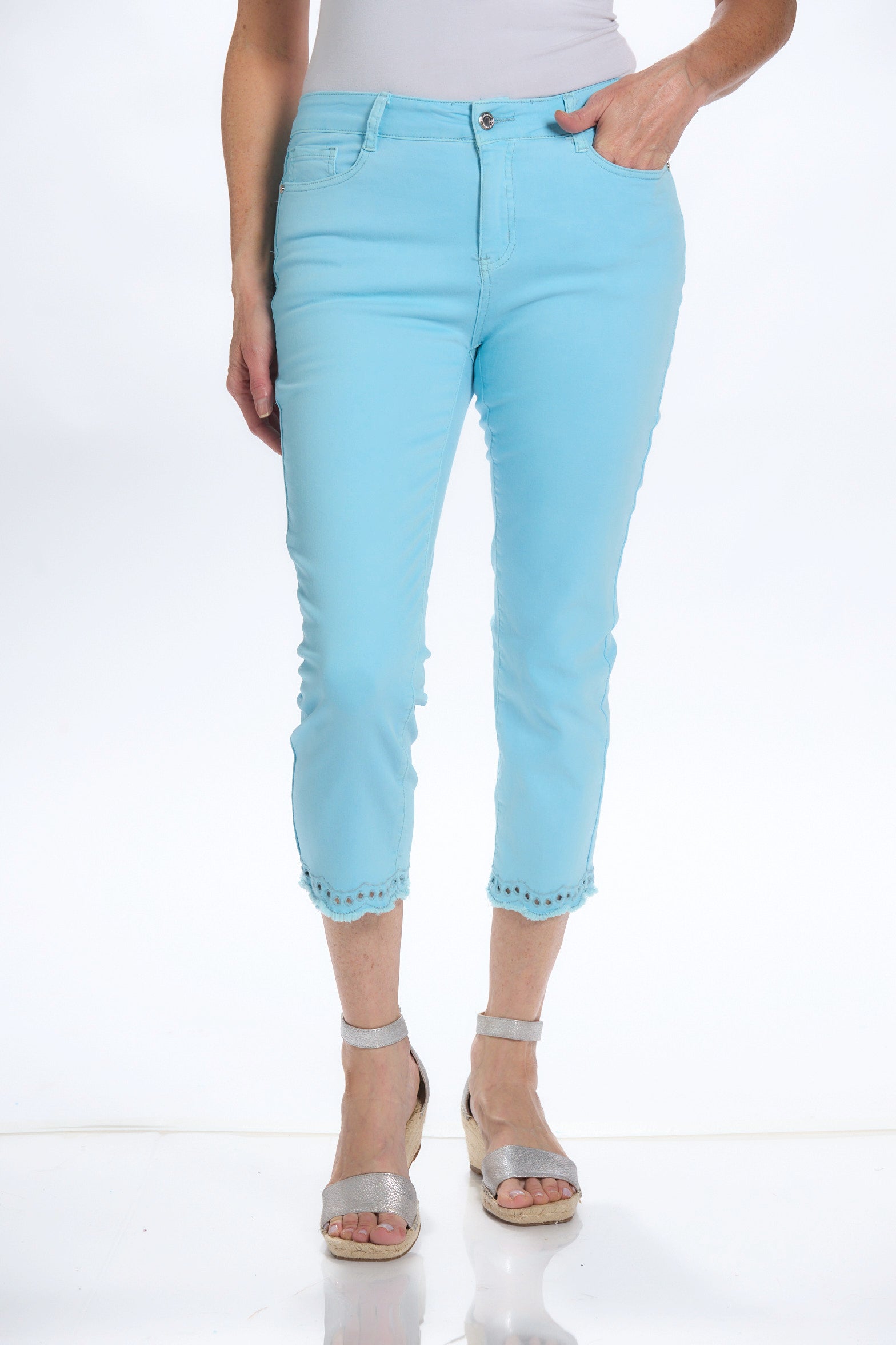 Color Capri Jeans with Fray