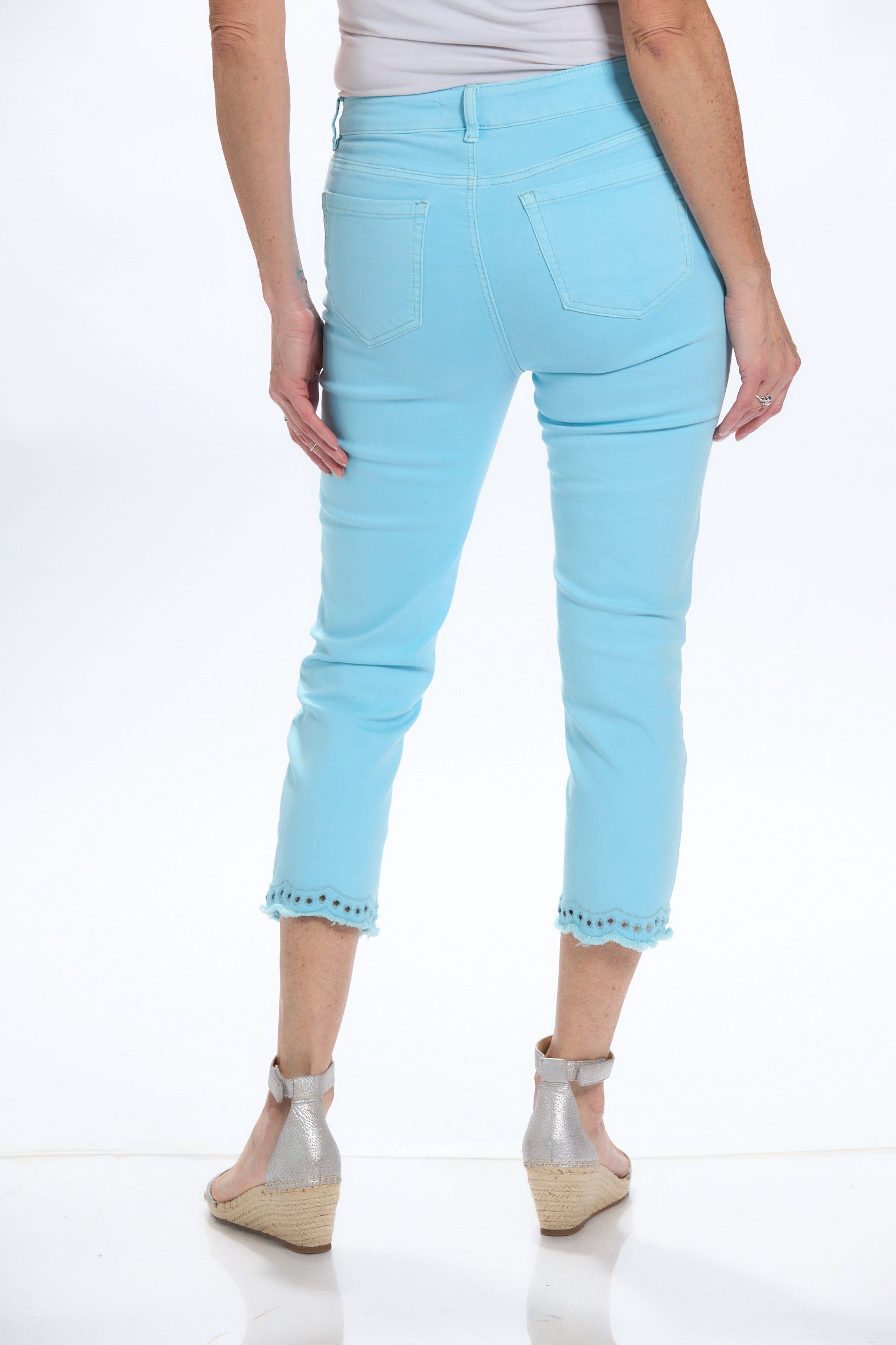 Color Capri Jeans with Fray