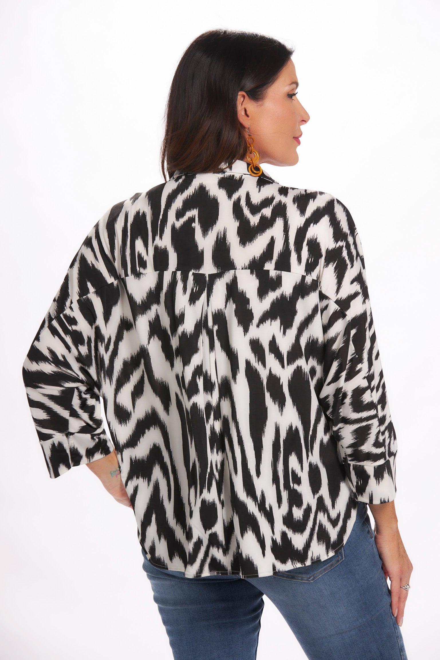 Back view 2 button black and white air flow top with 3/4 sleeve