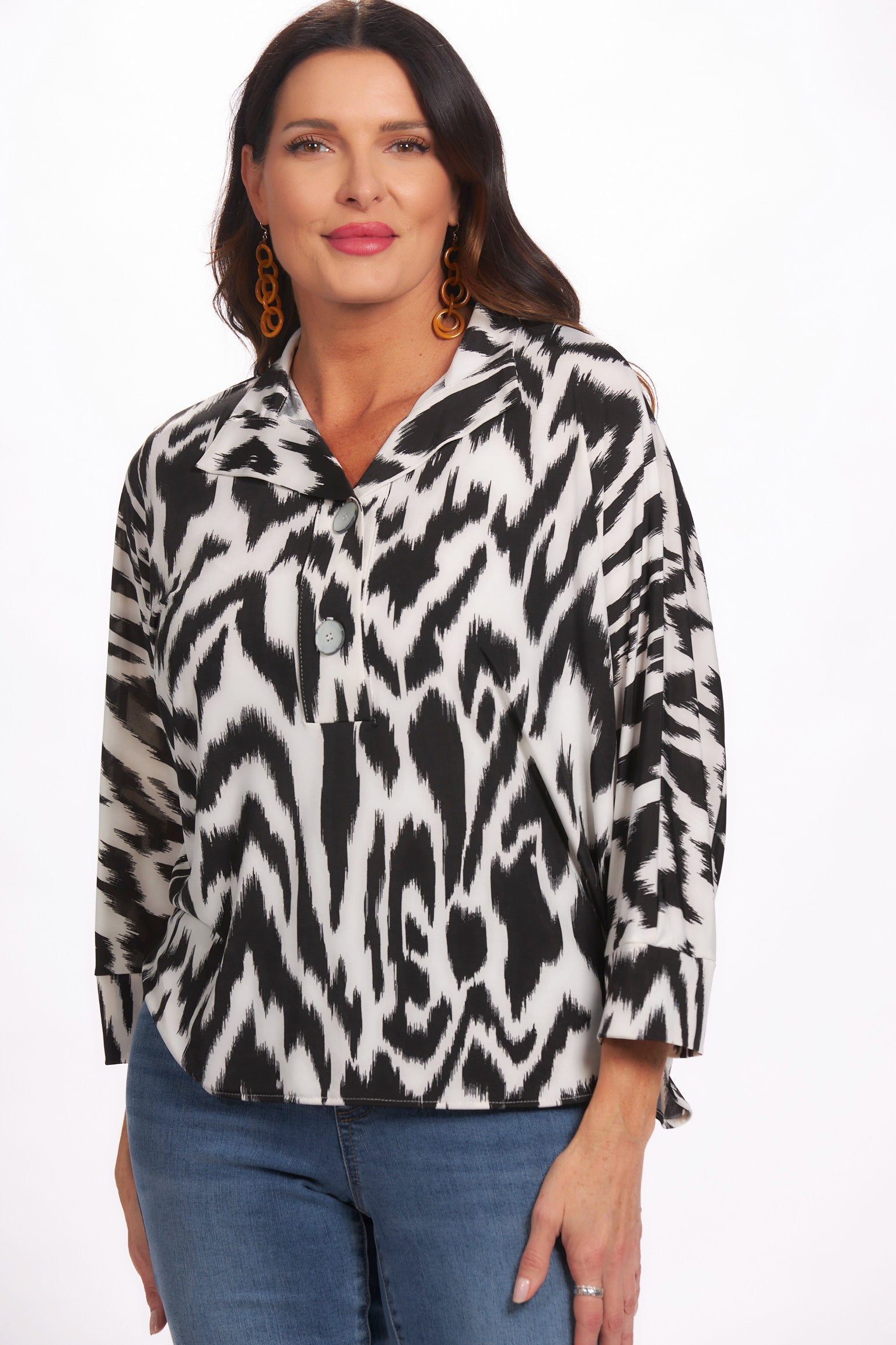 front view 2 button black and white air flow top with 3/4 sleeve