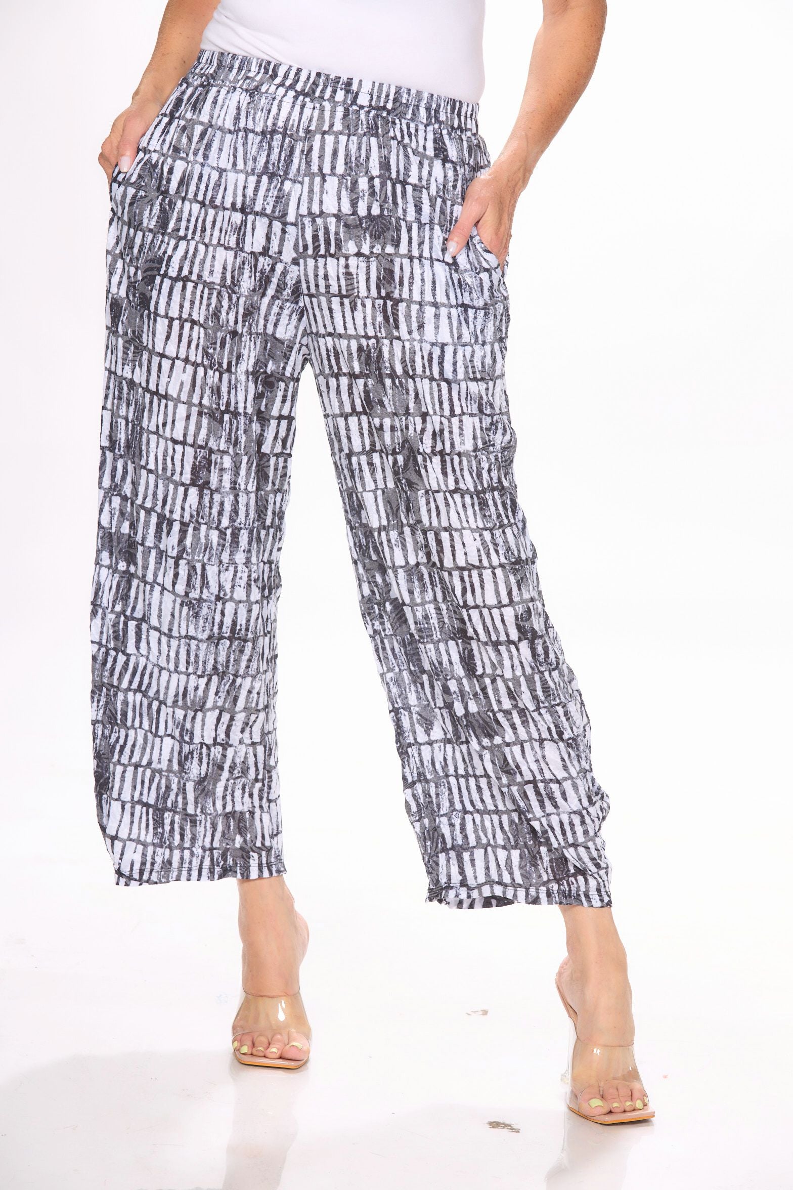 Front image of Shana black and white printed lantern pant.