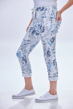 Side image of look mode tropical leaf jeggings. White floral printed pull on jeggings. 
