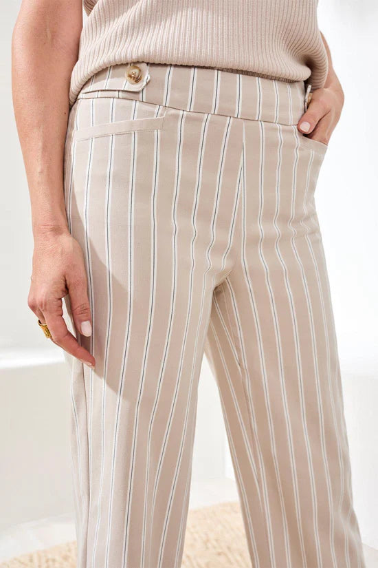 Front Close Up View Image of Pull On Beach Stripe  Bengaline 25" Capri in Beach Stripe