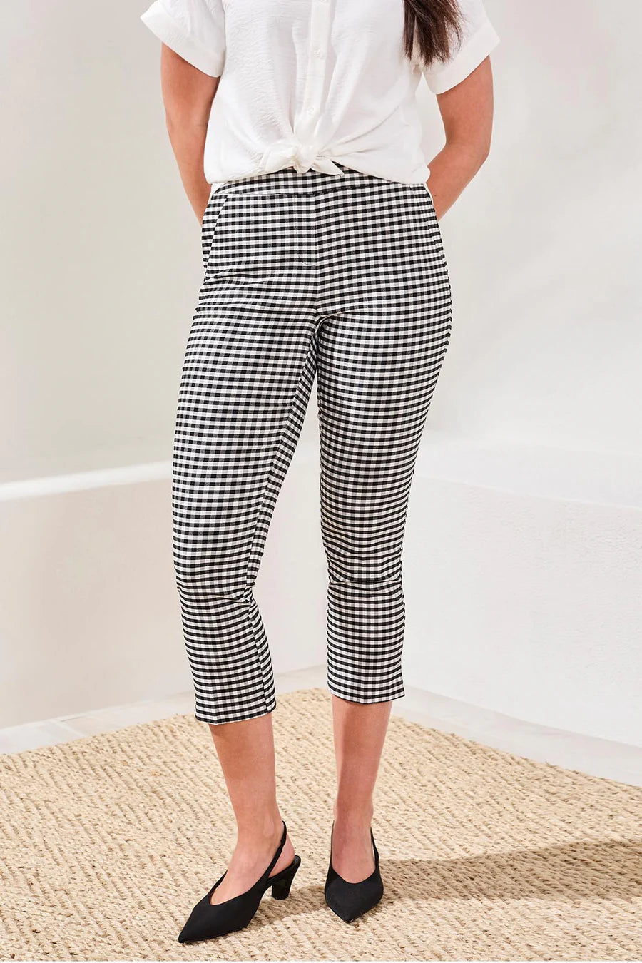 Front View Image of Patchington Pull On 25" Side slit Gingham Capri in black/white