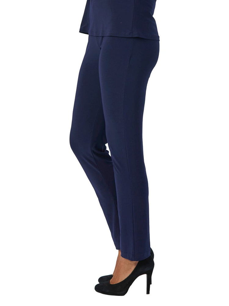 A tailored silhouette pull on pant that are wrinkle free in navy.