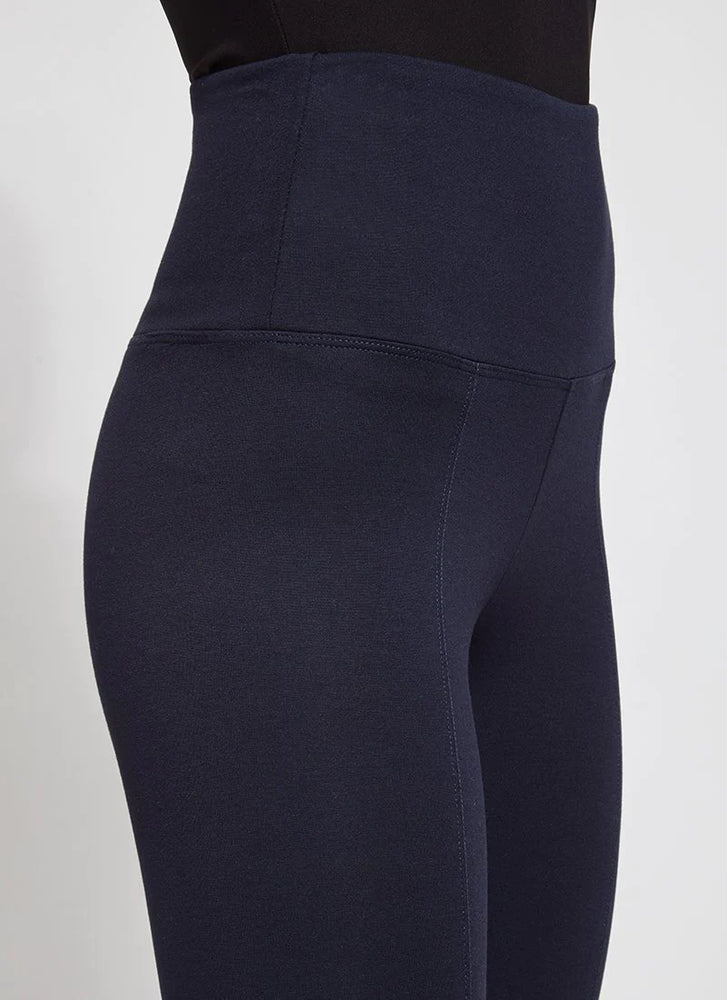 Side View Close up Image of Lysse Midnight legging with concealed signature waistband. Signature Center Seam